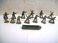 Around 30nr 1/32 scale Airfix Plastic Soldiers from the 1970's, mixed condition.