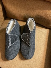Ladies Size 10 Gray Slippers