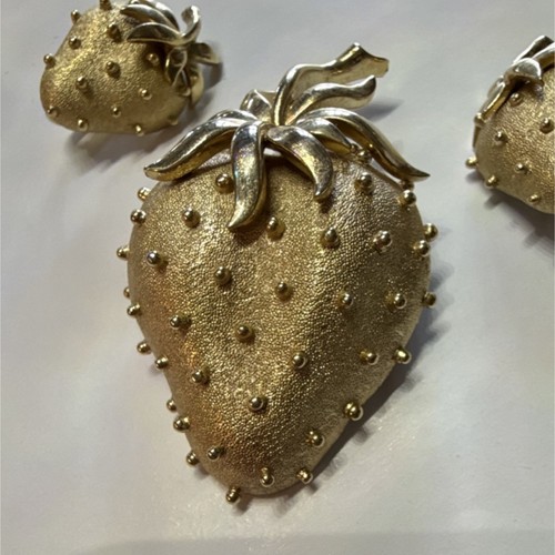 Trifari signed gold - gold, tone