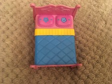 MATTEL PLASTIC DORA THE EXPLORER SECRET COMPARTMENT BED DOLLS HOUSE FURNITURE