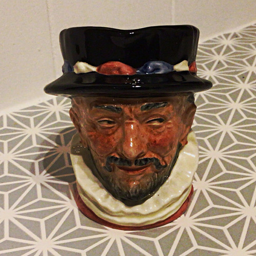 Royal doulton beefeater toby - royal,