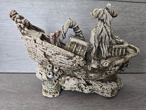 Sunken shipwreck aquarium - shipwreck,