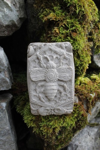 Wild bee hand - wild, stone