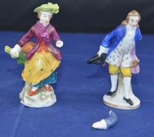 TWO SMALL CHELSEA PORCELAIN