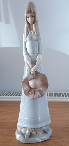 Valencia figurine woman with - figurine,