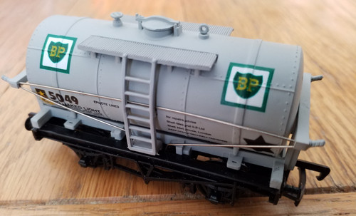 Mainline 37126 tank wagon - tank, bp