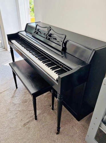 Beautiful spinet style piano - spinet,