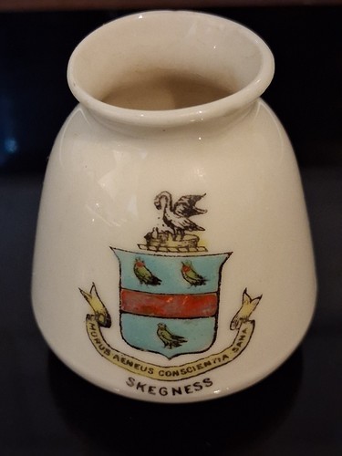 Skegness crested mini vase - ,