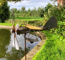 METAL GARDEN RUSTY AEROPLANE WIND SPINNER FLYING PLANE STAKE ORNAMENT