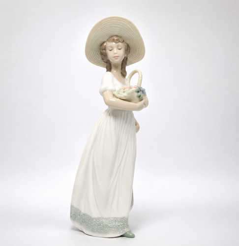 Nao lladro lady - holding, spring