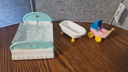 Doll house bed - bed, tub