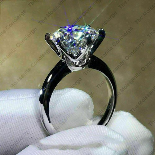 Round cut moissanite - ct,