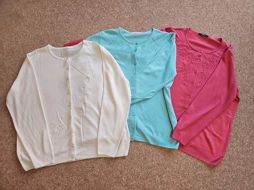 Three button ladies - three, up,