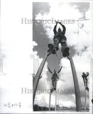 1964 Press Photo Stiltman like a Circus Clown - RRU75659