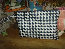 CLUTCH  PURSE IN  NAVY WHITE