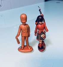 2 x BRITAINS HERALD Figures - Vintage Plastic Soldiers / Guardsmen