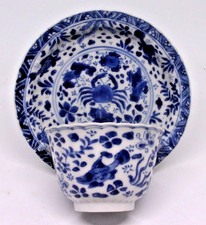 ANTIQUE CHINESE CRAB & FISH BLUE & WHITE TEA BOWL & SAUCER  Kangxi - 1661-1722 .