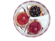 LAURA ASHLEY SET 3 FRUIT TART CANDLES IN GIFT BOX