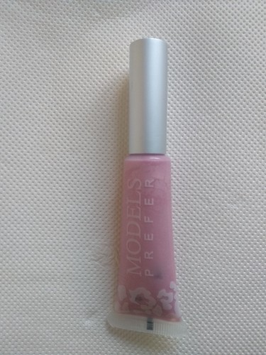 Models prefer lip - models, gloss
