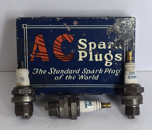Vintage spark plugs - tin, /