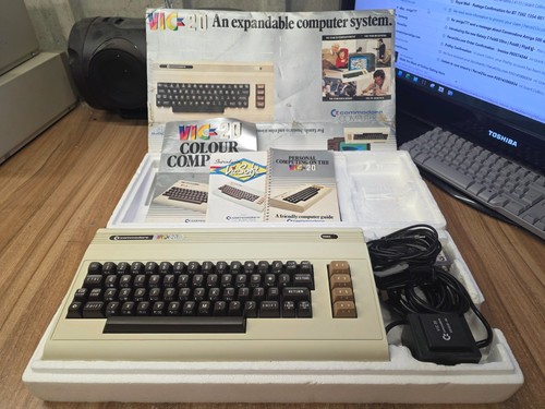 Commodore vic home computer - vic, 20