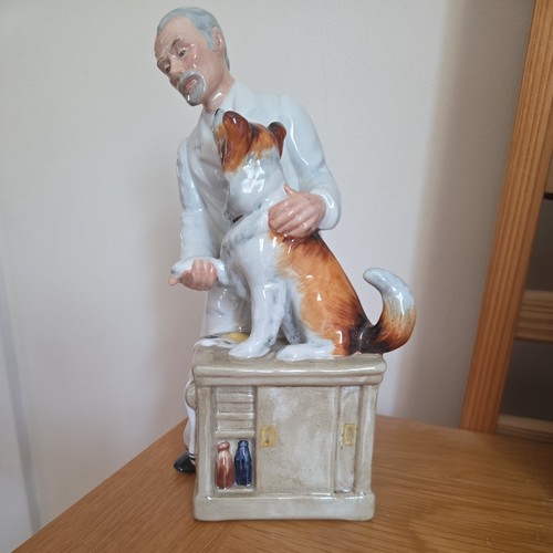 Royal doulton figurine - figurine,