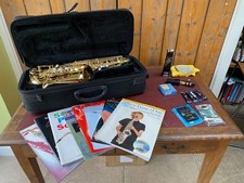 Elkhart Deluxe Alto Saxophone. Full Kit Inc Stand. £140 of extras.