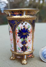 ROYAL CROWN DERBY 1128 IMARI PATTERN SMALL FOOTED VASE WITH GOLD DECORATION