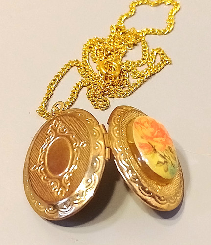 Gold tone vintage style - sb,