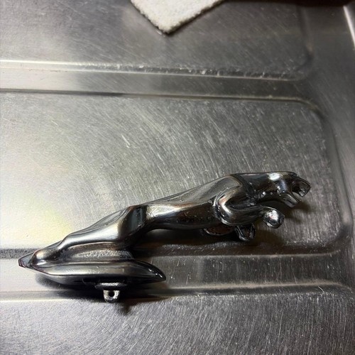 Jaguar emblem bonnet mascot