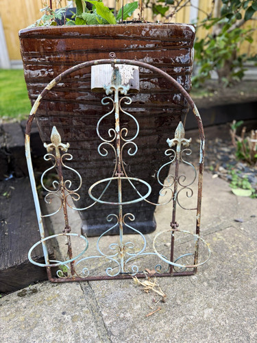 Vintage metal scrollwork plant - metal,