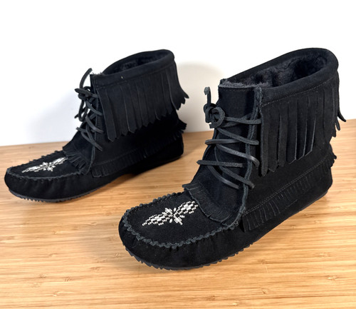 Manitobah mukluks black suede - black,