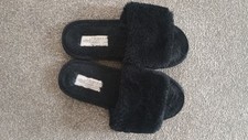 Fluffy black kiss slide on