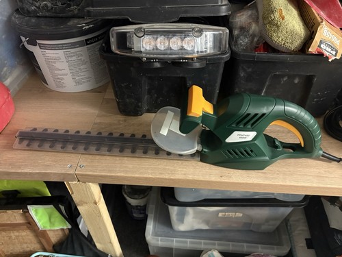 Hedge trimmer - hedge,