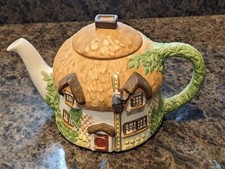 Delightful Cottages Fine China Christopher Wren Tea Pot