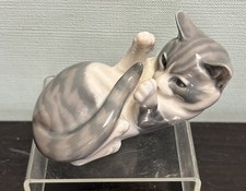 Vintage Royal Copenhagen Blue and white Cat Figure no 727 in excellent condition