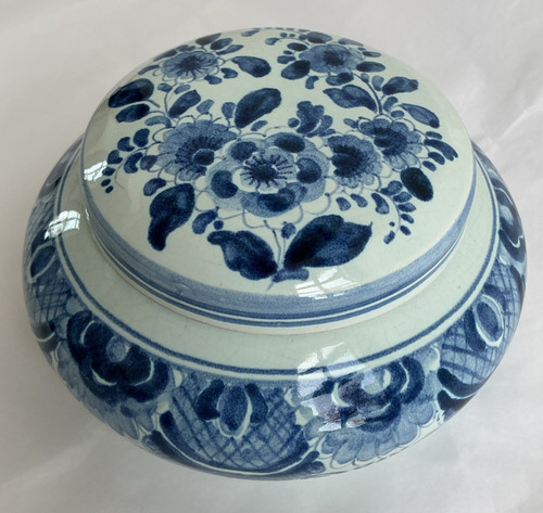 Delftware hand painted squat - hand,