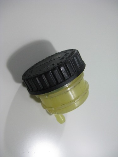 Brake fluid reservoir rear