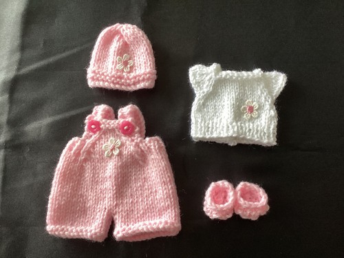 Hand knitted dolls clothes - , to