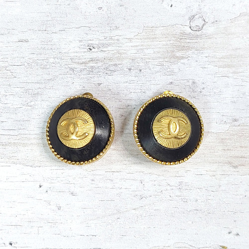 Chanel logo clip on - cc,