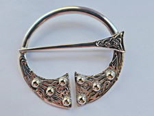 Vintage fixed penannular