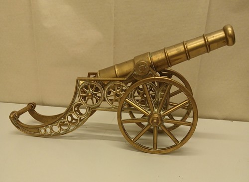 Stunning solid brass vintage - stunning,