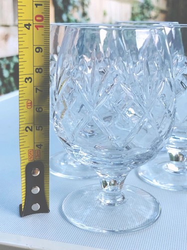 Set cut crystal - of,