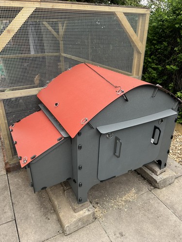Large plastic chicken coop - large,
