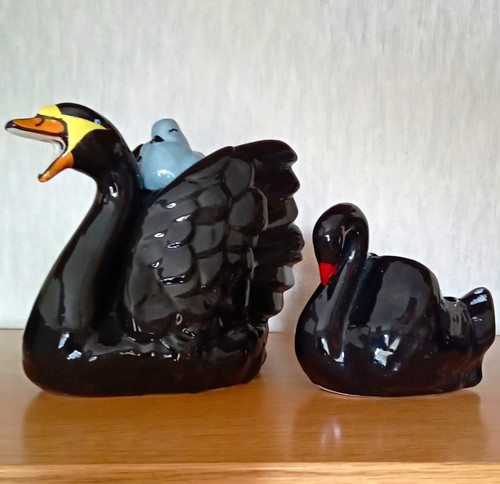 Vintage teapot with sugar bowl