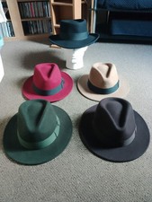 5 UNWORN FEDORA HATS VARIOUS COLOURS SIZE LARGE USED FOR DISPLAY PURPOSES ONLY