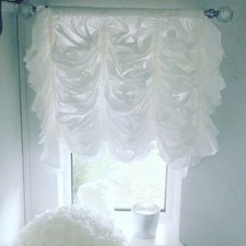 Austrian festoon blinds