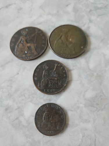 Selection two pennies - pennies, one