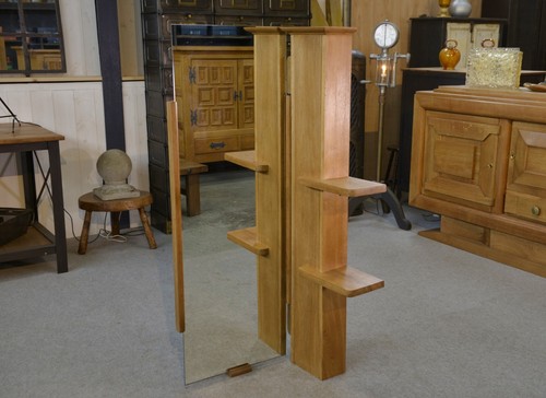 Wall shelf with - , swivel