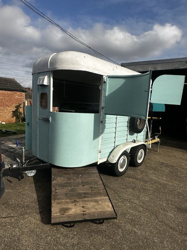Horse box mobile bar - /,